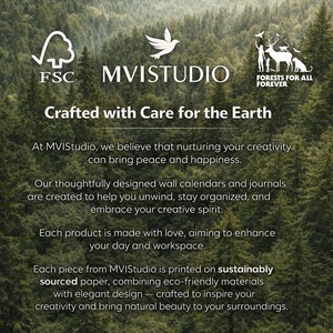 Pu&ograve; includere: Uno sfondo forestale con testo bianco che recita: MVISTUDIO, Crafted with Care for the Earth, e dettagli su carta proveniente da fonti sostenibili, calendari da parete e diari. Include un logo FSC, un'icona di uccello e il logo Forests for All Forever.