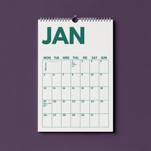 Pu&ograve; includere: Un calendario da parete per il mese di gennaio con sfondo bianco e testo verde scuro. Il calendario presenta una griglia con i giorni della settimana, date numerate da 1 a 31 e include il testo per il Capodanno e il Martin Luther King Jr. Day.
