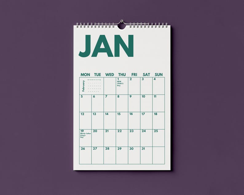 Pu&ograve; includere: Un calendario da parete per il mese di gennaio con sfondo bianco e testo verde scuro. Il calendario presenta una griglia con i giorni della settimana, date numerate da 1 a 31 e include il testo per il Capodanno e il Martin Luther King Jr. Day.