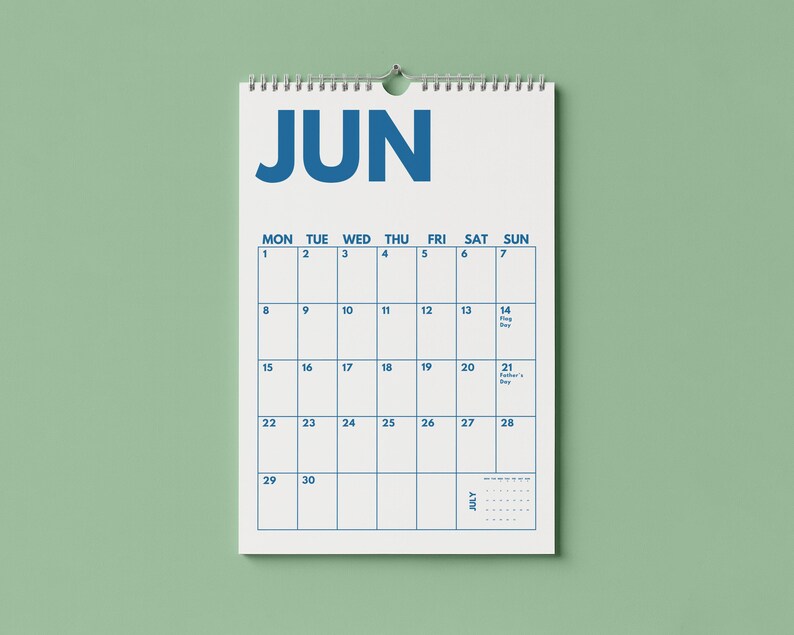 Pu&ograve; includere: Un calendario da parete per il mese di giugno con sfondo bianco e testo blu in grassetto. Il calendario presenta una griglia con i giorni della settimana, date numerate da 1 a 30 e piccoli testi per Flag Day e Father's Day, rilegato con una spirale.