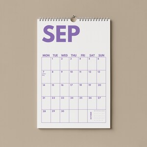 Pu&ograve; includere: Un calendario da parete per il mese di settembre con sfondo bianco e testo e linee della griglia di colore viola. Il calendario mostra i giorni della settimana da luned&igrave; a domenica, le date numerate da 1 a 30 e una piccola sezione di ottobre.