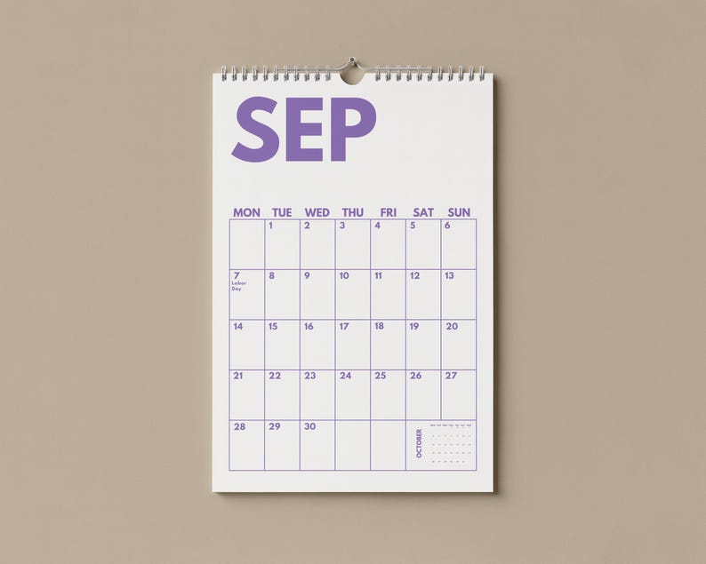 Pu&ograve; includere: Un calendario da parete per il mese di settembre con sfondo bianco e testo e linee della griglia di colore viola. Il calendario mostra i giorni della settimana da luned&igrave; a domenica, le date numerate da 1 a 30 e una piccola sezione di ottobre.