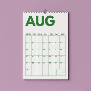 Pu&ograve; includere: Un calendario da parete per il mese di agosto con sfondo bianco e testo e linee della griglia in verde. Il calendario mostra i giorni della settimana da luned&igrave; a domenica, le date numerate da 1 a 31 e una piccola anteprima di settembre.