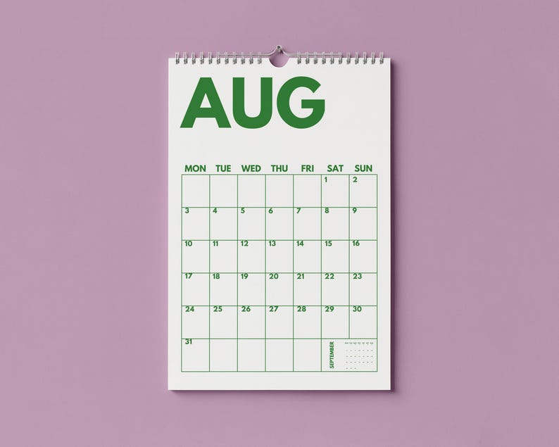 Pu&ograve; includere: Un calendario da parete per il mese di agosto con sfondo bianco e testo e linee della griglia in verde. Il calendario mostra i giorni della settimana da luned&igrave; a domenica, le date numerate da 1 a 31 e una piccola anteprima di settembre.