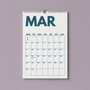 Pu&ograve; includere: Un calendario da parete con sfondo bianco e testo blu ottanio scuro. La parte superiore mostra l'abbreviazione del mese MAR in grandi lettere. Sotto, una griglia mostra i giorni della settimana e le date di marzo, con il testo April in alto a sinistra.