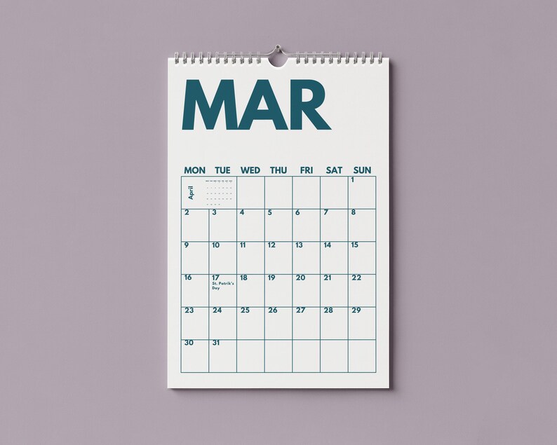 Pu&ograve; includere: Un calendario da parete con sfondo bianco e testo blu ottanio scuro. La parte superiore mostra l'abbreviazione del mese MAR in grandi lettere. Sotto, una griglia mostra i giorni della settimana e le date di marzo, con il testo April in alto a sinistra.