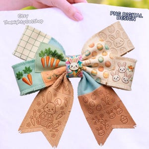 Könnte beinhalten: Eine große, dekorative Oster-Schleife mit Patchwork-Design. Die Schleife zeigt gestickte Karotten, Hasen- und Eier-Muster und den Text "PNG DIGITAL DESIGN". Die Schleife wird von einer Hand gehalten.