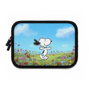 Laptopfodral med Snoopy i blomsterfält | Glada dansande jordnötter-design