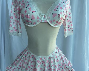 Completo da donna con fiori, gonna e top