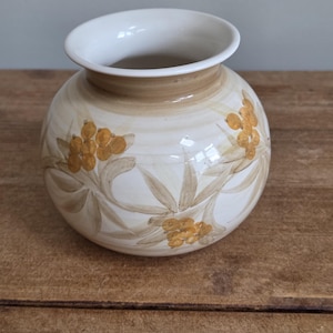 Vintage Jersey Pottery kleine bolvaas, handbeschilderd met bessen- en bladmotief, retro keramische bloemenvaas uit het midden van de vorige eeuw, aardse boho woondecoratie