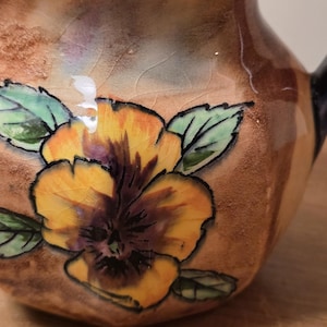 Jarra con diseño Viola de H & K Tunstall, Hollinshead y Kirkham