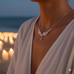Könnte beinhalten: Eine silberne Halskette mit einem Seestern-Anhänger. Die Halskette hat weiße, unregelmäßig geformte Perlen. Die Kette ist filigran und der Anhänger ist ein detaillierter Seestern.