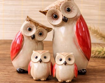 Conjunto de estatuetas de família de corujas em cerâmica para decoração de casa, estilo rústico neutro.