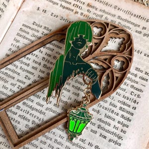 Der Laternenträger Ferryman Emaille Pin Gothic Pins von Mythos und Legende