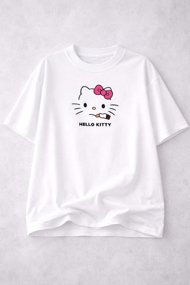 Op de afbeelding: Een set van drie keramische mokken met een gespikkelde, matte afwerking. De mokken zijn in cr&egrave;me, lichtgrijs en donkergrijs. Elke mok heeft een eenvoudig, minimalistisch ontwerp.