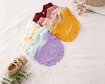 Gepersonaliseerde slabbetje met ruches - zacht mintgroen mousseline slabbetje voor pasgeborenen