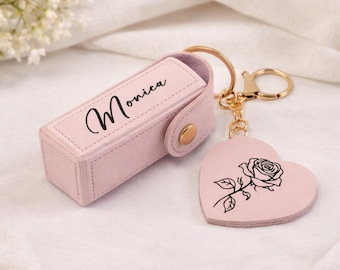 Estuche de pintalabios personalizado de piel sintética con llavero de corazón y flor de nacimiento.