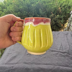 Taza de cerámica hecha a mano de 473 ml / Esmalte verde chartreuse y frambuesa / Taza de cerámica acanalada / Taza de café torneada
