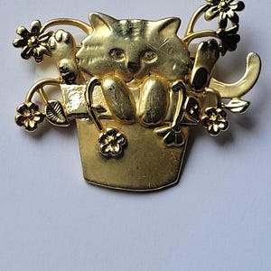 Vintage AJC goldfarbene Katzen-Blumentopf-Brosche - 1980s Kitty Pin