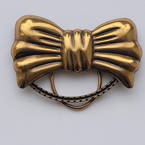 Può includere: Un set di tre tazze in ceramica con finitura maculata e opaca. Le tazze sono nei toni del crema, grigio chiaro e grigio scuro. Ogni tazza ha un design semplice e minimalista e un manico arrotondato.