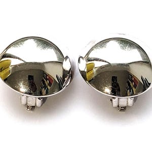 Pendientes de clip con botón en tono plateado de Sarah Coventry / Joyería geométrica de mediados de siglo