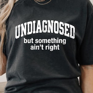 Odiagnostiserad men något stämmer inte PNG Svg Sarkastisk Meme Retro Rolig Citat Digital Nedladdning