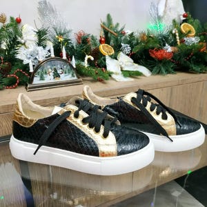 Sneakers in pelle di pitone fatte a mano: calzature casual esotiche / Il prezzo include le tasse di importazione negli Stati Uniti
