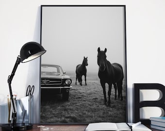 Impression vintage Mustang et chevaux, art mural voiture classique noir et blanc et cheval, photographie de luxe, décoration murale minimaliste