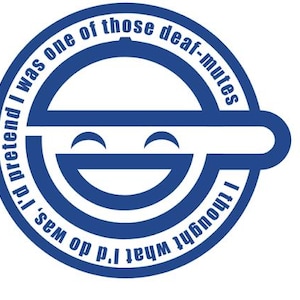 Könnte beinhalten: Blau-weiße kreisförmige Grafik mit dem Text "I thought what I'd do was, I'd pretend I was one of those deaf-mutes." Die Grafik zeigt ein stilisiertes lächelndes Gesichtsdesign.