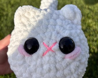 Peluche de gato blanco hecho a mano con ganchillo