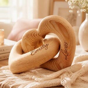 Corazones de madera entrelazados personalizados con nombres de pareja grabados. Regalo ideal para aniversario, boda o San Valentín. Para esposa, esposo, ella o él. Presentado en caja de regalo.