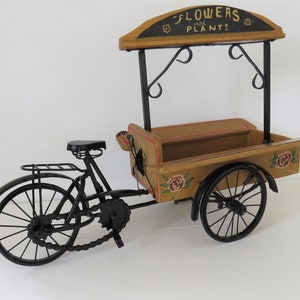 Vintage handgemaakte bloemenkar driewieler – werkend houten model, decor winkeldisplay