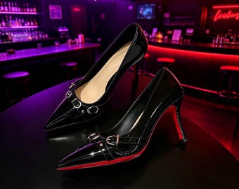 Plantillas personalizadas, tacones de aguja con hebilla de charol negro / zapatos de fiesta con suela roja