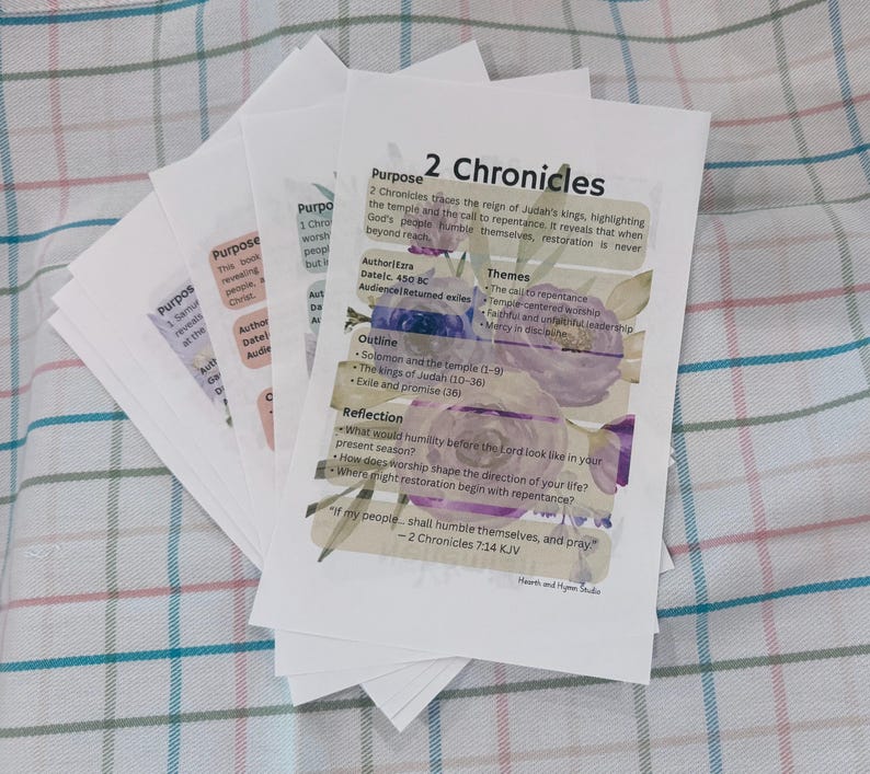 Puede incluir: Una pila de gu&iacute;as de estudio en papel blanco con ilustraciones florales en tonos morados y verdes. La hoja superior se titula 2 Chronicles e incluye secciones para prop&oacute;sito, autor, fecha, audiencia, temas, esquema, reflexi&oacute;n y un vers&iacute;culo.