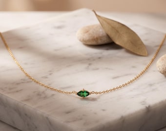 マーキーズカット誕生石ネックレス、14金製ミニ誕生石ペンダント、ミニマルなエメラルドネックレス、彼女へのパーソナライズされたクリスマスギフト