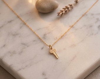 ゴールドキーペンダント、名入れ刻印ネックレス、お母さんへの贈り物、大切な人への記念品