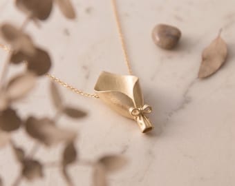 Handgemaakte gouden boeketketting, matte bloemenhanger, op gedroogde bloemen geïnspireerde sieraden, uniek cadeau voor haar, delicate gouden bloem