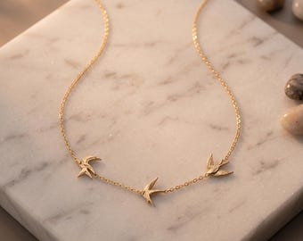 ゴールドのツバメネックレス、鳥のチャームチョーカー、小さな3羽の鳥のネックレス、ミニマルな動物ジュエリー、繊細なゴールドフィルドチェーン、自然愛好家へのギフト