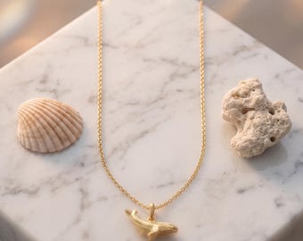 ゴールドのクジラネックレス – 繊細な海の愛好家へのギフト、ミニマルな海の生き物ペンダント、パーソナライズされた航海チャーム、マーメイド＆サーファージュエリー