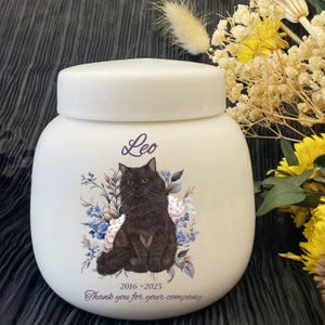 Keramische dierenurn gepersonaliseerd met de hand beschilderd