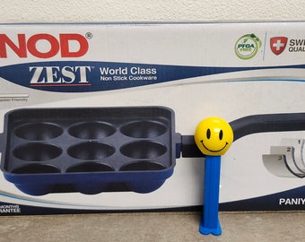 Sartén para paniyaram de Vinod Cookware. Sartén antiadherente Paniyarakal con 9 agujeros. Color azul y negro.