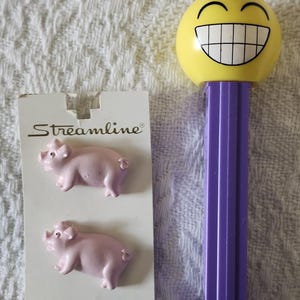 Botón de cerdo vintage, 2 botones de cerdito con forma de figura, nuevos en cartón, NOS Streamline Industries, cerdos rosados de 34 mm