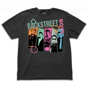 Puede incluir: Camiseta negra con el texto "BACKSTREET BOYS" en una fuente retro colorida. La camiseta muestra imágenes estilizadas de cinco hombres en paneles verticales. El diseño incorpora formas geométricas rosas, naranjas, azules y verdes.