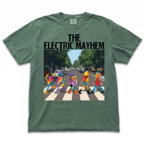 Könnte beinhalten: Grünes T-Shirt mit einer Grafik der Band The Electric Mayhem, die eine Straße überquert, eine Parodie des Abbey Road-Albumcovers der Beatles. Die Grafik zeigt die Bandmitglieder und den Text "THE ELECTRIC MAYHEM" in Schwarz.