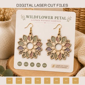 Pode incluir: Um par de brincos de madeira em camadas com design de pétalas de flores silvestres num cartão com o texto DIGITAL LASER CUT FILES e WILDFLOWER PETAL LAYERED WOODEN EARRINGS. Os brincos têm ganchos dourados e pétalas coloridas.