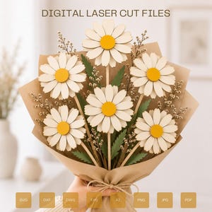 Puede incluir: Un ramo de cinco margaritas de madera cortadas con láser con pétalos blancos y centros amarillos, acentuado con hojas verdes y pequeñas ramitas, envuelto en papel marrón con un lazo de cuerda. Texto DIGITAL LASER CUT FILES arriba.