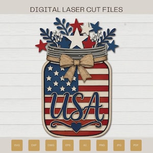 Peut inclure: Un fichier de découpe laser numérique représentant un bocal Mason avec un motif de drapeau américain, un nœud en toile de jute et un arrangement floral d'étoiles et de brindilles. Le texte USA est centré, avec DIGITAL LASER CUT FILES au-dessus.