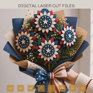 Pode incluir: Um buquê de flores de madeira cortadas a laser com pétalas vermelhas, brancas e azuis, uma estrela central e pequenas estrelas. Embrulhado em papel azul e bege com um laço. O texto diz DIGITAL LASER CUT FILES.