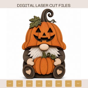 Può includere: Una decorazione in legno a strati raffigurante uno gnomo con una testa di zucca intagliata a forma di lanterna, una barba bianca e una zucca arancione più piccola tra le mani. Piedi marrone scuro con intagli a forma di cuore.