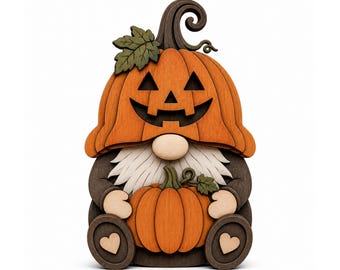 Könnte beinhalten: Eine mehrschichtige Holzdekoration in Form eines Gnoms mit einem geschnitzten Kürbiskopf als Jack-o'-Lantern, einem weißen Bart und einem kleineren orangefarbenen Kürbis in den Händen. Dunkelbraune Füße mit herzförmigen Ausschnitten.